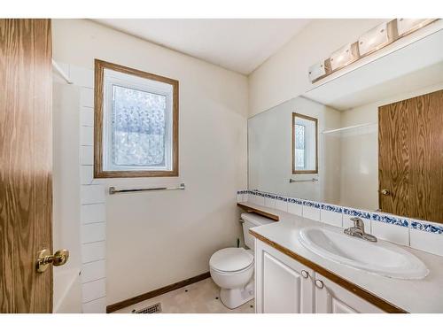 184 Somercrest Grove Sw, Calgary, AB - Indoor Photo Showing Bathroom
