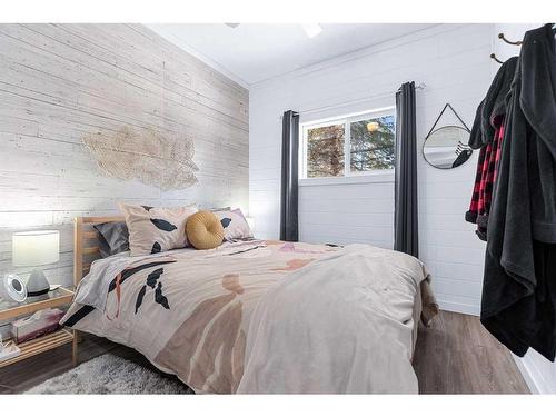 4-10042 Township Road 422, Rural Ponoka County, AB - Indoor Photo Showing Bedroom