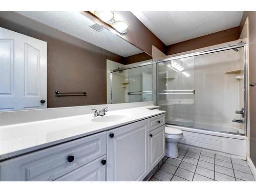 2436 6 Avenue Nw, Calgary, AB - Indoor Photo Showing Bathroom