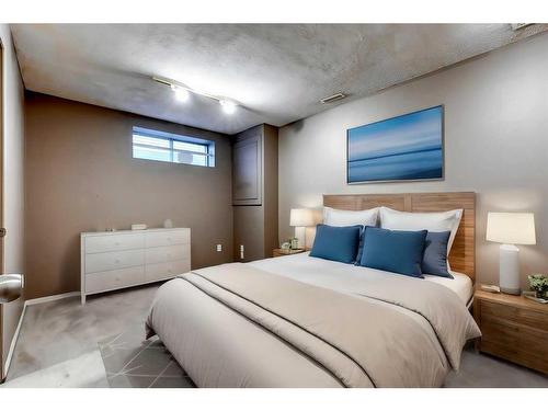 2436 6 Avenue Nw, Calgary, AB - Indoor Photo Showing Bedroom
