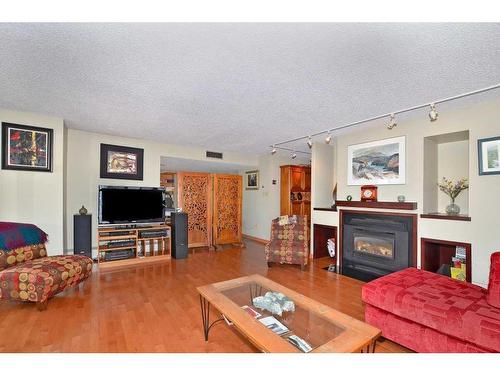 2501-1100 8 Avenue Sw, Calgary, AB - Indoor Photo Showing Living Room With Fireplace