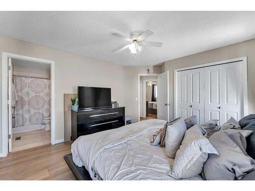 141 West Lakeview Point, Chestermere, AB - Indoor Photo Showing Bedroom