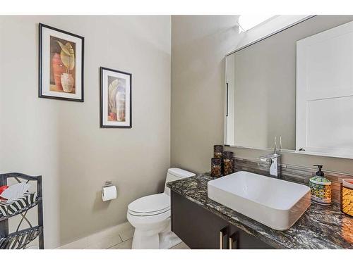 2216 8 Street Ne, Calgary, AB - Indoor Photo Showing Bathroom