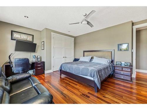 2216 8 Street Ne, Calgary, AB - Indoor Photo Showing Bedroom