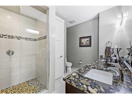 2216 8 Street Ne, Calgary, AB - Indoor Photo Showing Bathroom