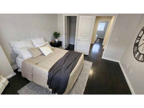 1543 11 Street Sw, Calgary, AB - Indoor Photo Showing Bedroom