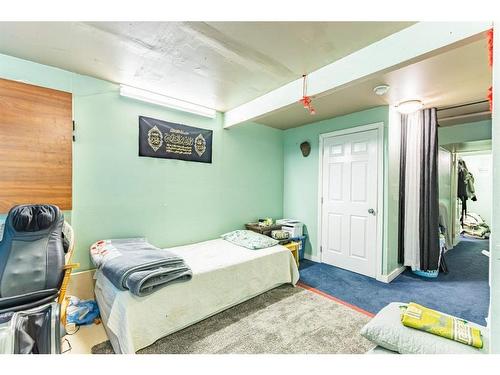 22 Saddlebrook Point Ne, Calgary, AB - Indoor Photo Showing Bedroom