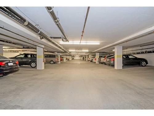 601-32 Varsity Estates Circle Nw, Calgary, AB - Indoor Photo Showing Garage
