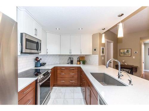 601-32 Varsity Estates Circle Nw, Calgary, AB - Indoor Photo Showing Kitchen With Upgraded Kitchen