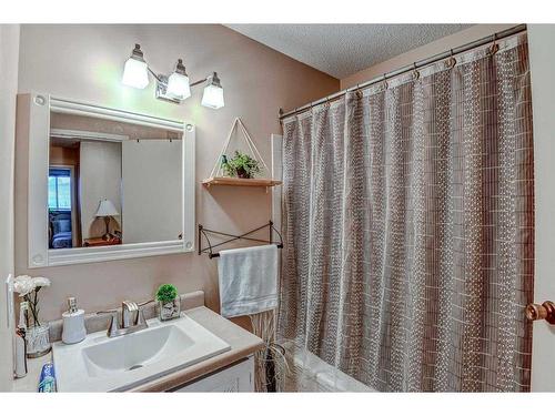 24-643 4 Avenue Ne, Calgary, AB - Indoor Photo Showing Bathroom