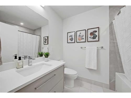3604 28 Avenue Sw, Calgary, AB - Indoor Photo Showing Bathroom
