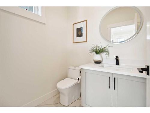 440 23 Avenue Nw, Calgary, AB - Indoor Photo Showing Bathroom