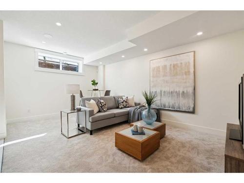 440 23 Avenue Nw, Calgary, AB - Indoor Photo Showing Living Room