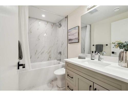 440 23 Avenue Nw, Calgary, AB - Indoor Photo Showing Bathroom