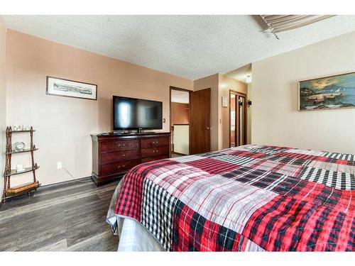 262 Shawnessy Drive Sw, Calgary, AB - Indoor Photo Showing Bedroom