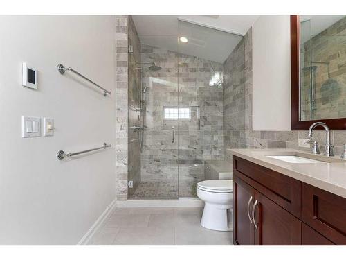 2047 48 Avenue Sw, Calgary, AB - Indoor Photo Showing Bathroom