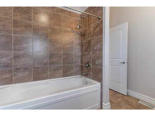 2047 48 Avenue Sw, Calgary, AB - Indoor Photo Showing Bathroom