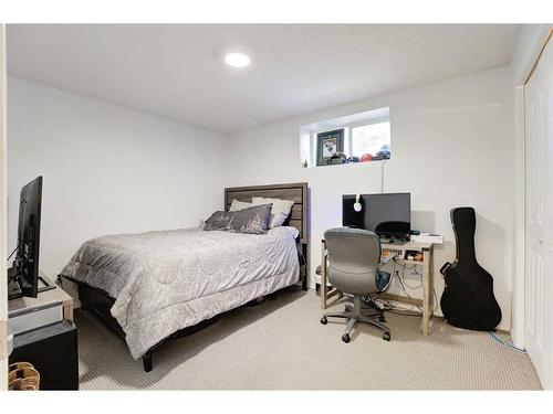 114 West Terrace Point, Cochrane, AB - Indoor Photo Showing Bedroom
