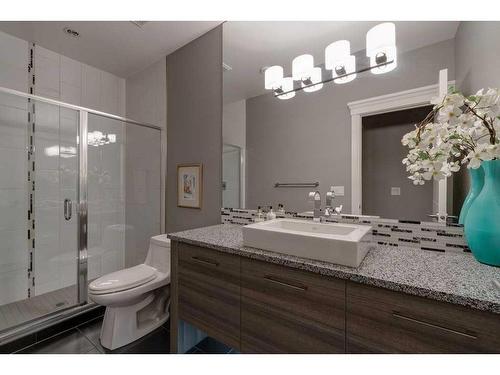 617 16 Street Nw, Calgary, AB - Indoor Photo Showing Bathroom
