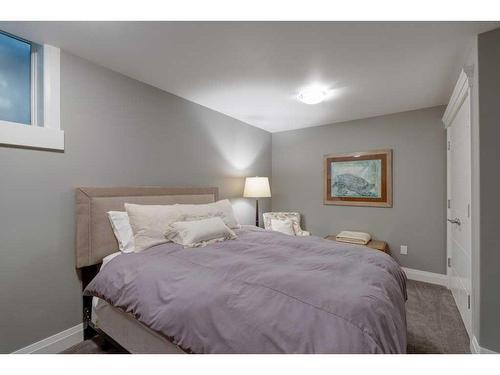 617 16 Street Nw, Calgary, AB - Indoor Photo Showing Bedroom