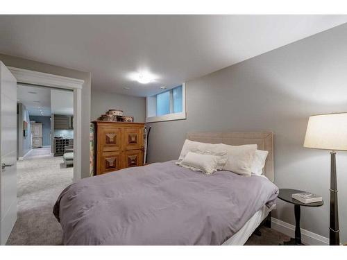 617 16 Street Nw, Calgary, AB - Indoor Photo Showing Bedroom