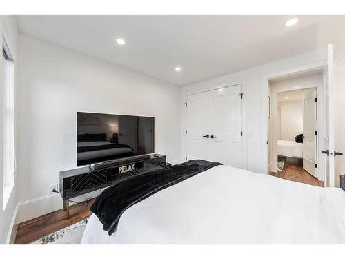 821 20A Avenue Ne, Calgary, AB - Indoor Photo Showing Bedroom