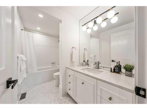 821 20A Avenue Ne, Calgary, AB - Indoor Photo Showing Bathroom