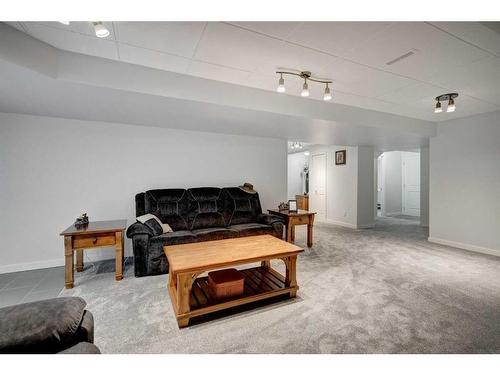 104 1 Avenue Se, Langdon, AB - Indoor Photo Showing Living Room