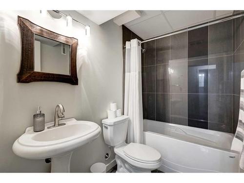 104 1 Avenue Se, Langdon, AB - Indoor Photo Showing Bathroom
