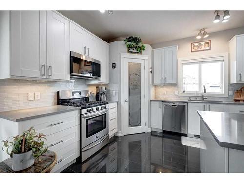 104 1 Avenue Se, Langdon, AB - Indoor Photo Showing Kitchen With Stainless Steel Kitchen With Upgraded Kitchen