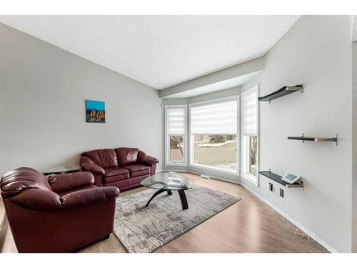 86 Riverside Close Se, Calgary, AB - Indoor Photo Showing Living Room