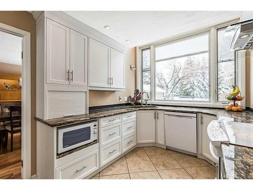 123 Canterville Drive Sw, Calgary, AB - Indoor Photo Showing Kitchen