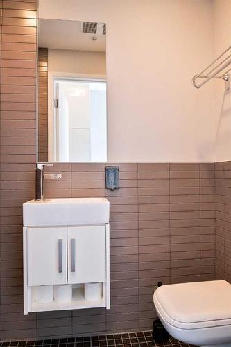 404-515 4 Avenue Ne, Calgary, AB - Indoor Photo Showing Bathroom