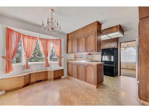 36 Thames Place Nw, Calgary, AB - Indoor Photo Showing Kitchen