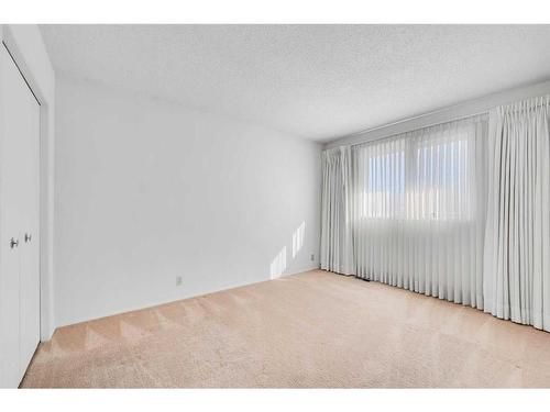 36 Thames Place Nw, Calgary, AB - Indoor Photo Showing Other Room