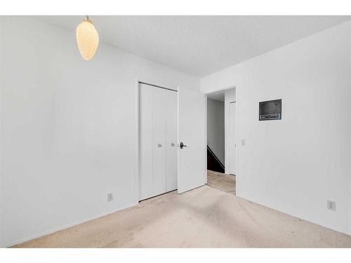 36 Thames Place Nw, Calgary, AB - Indoor Photo Showing Other Room