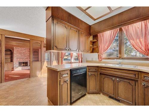 36 Thames Place Nw, Calgary, AB - Indoor Photo Showing Kitchen With Double Sink