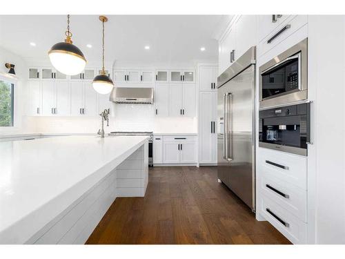 40 Aspen Ridge Terrace Sw, Calgary, AB - Indoor Photo Showing Kitchen With Upgraded Kitchen