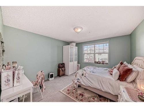 204-2212 34 Avenue Sw, Calgary, AB - Indoor Photo Showing Bedroom