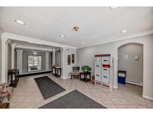 204-2212 34 Avenue Sw, Calgary, AB - Indoor Photo Showing Other Room