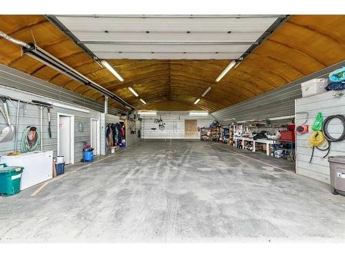 193050 Range Road 252, Herronton, AB - Indoor Photo Showing Garage