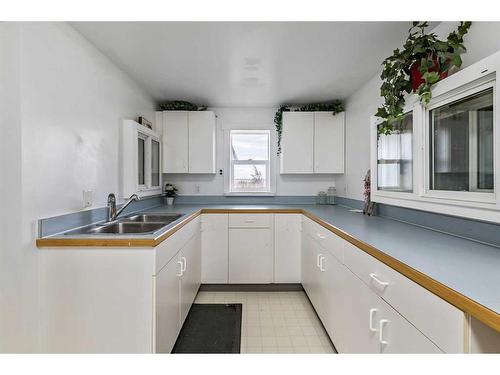 193050 Range Road 252, Herronton, AB - Indoor Photo Showing Kitchen With Double Sink