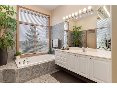 34 Elveden Drive Sw, Calgary, AB - Indoor Photo Showing Bathroom
