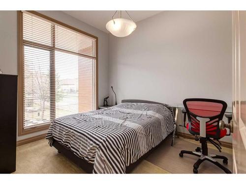 34 Elveden Drive Sw, Calgary, AB - Indoor Photo Showing Bedroom