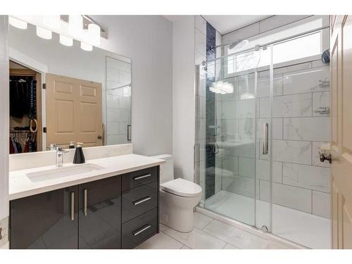 34 Elveden Drive Sw, Calgary, AB - Indoor Photo Showing Bathroom