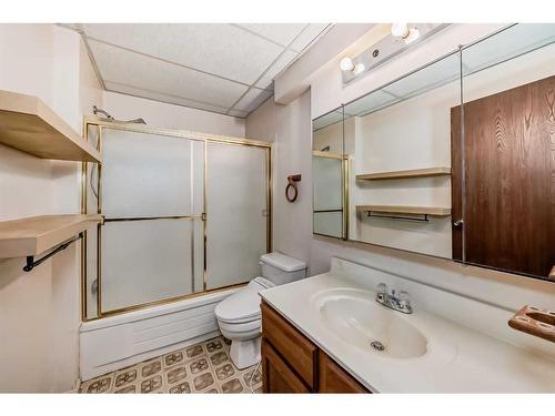 801 10 Avenue Se, High River, AB - Indoor Photo Showing Bathroom