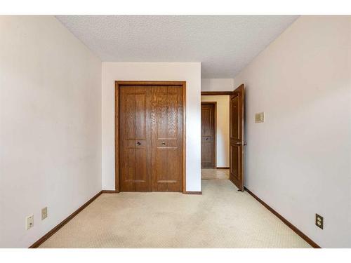 12323 17 Street Sw, Calgary, AB - Indoor Photo Showing Other Room