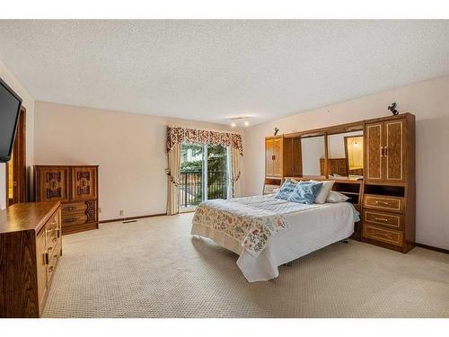 12323 17 Street Sw, Calgary, AB - Indoor Photo Showing Bedroom