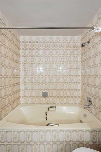12323 17 Street Sw, Calgary, AB - Indoor Photo Showing Bathroom