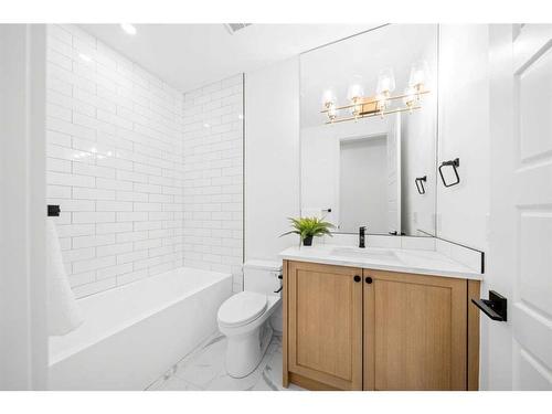 3913 17 Street Sw, Calgary, AB - Indoor Photo Showing Bathroom
